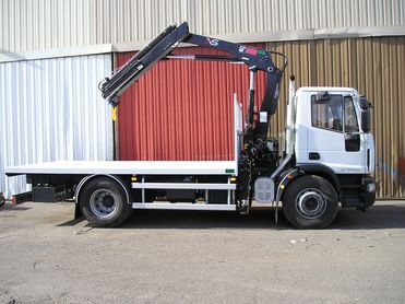 Grue HIAB 122 BS2 HIDUO sur porteur 19 T équipé d'un plateau nu de longueur utile 5000 mm.