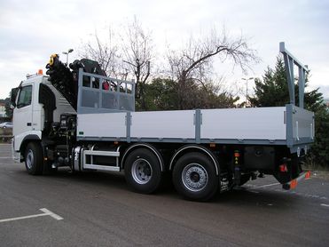 Grue HIAB 477 EP5 HIDUO sur porteur 26 T équipé d'un plateau avec ridelles aluminium de longueur utile 5500 mm.