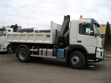 Grue JIAB 111 BS2 DUO sur porteur 19 T équipée d'une bibenne longueur utile 4200 mm.