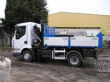 Grue HIAB 066 BS2 HIDUO sur porteur 19 T équipé d'une benne transporteur de longueur utile 3200 mm.