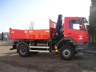 Grue HIAB 111 BS2 HIDUO sur porteur 19 T équipé d'une benne transporteur de longueur utile 3700 mm.