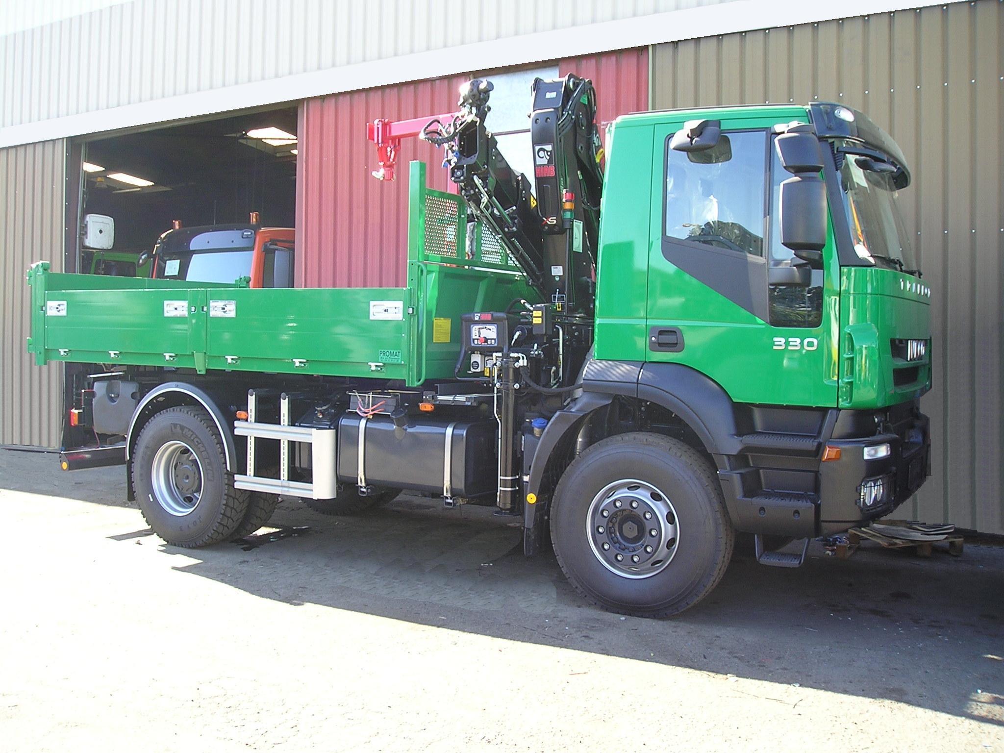 Grue HIAB 111 BS2 HIDUO sur porteur 19T équipé d'une benne transporteur avec ridelles en aluminium de longueur utile 4000.