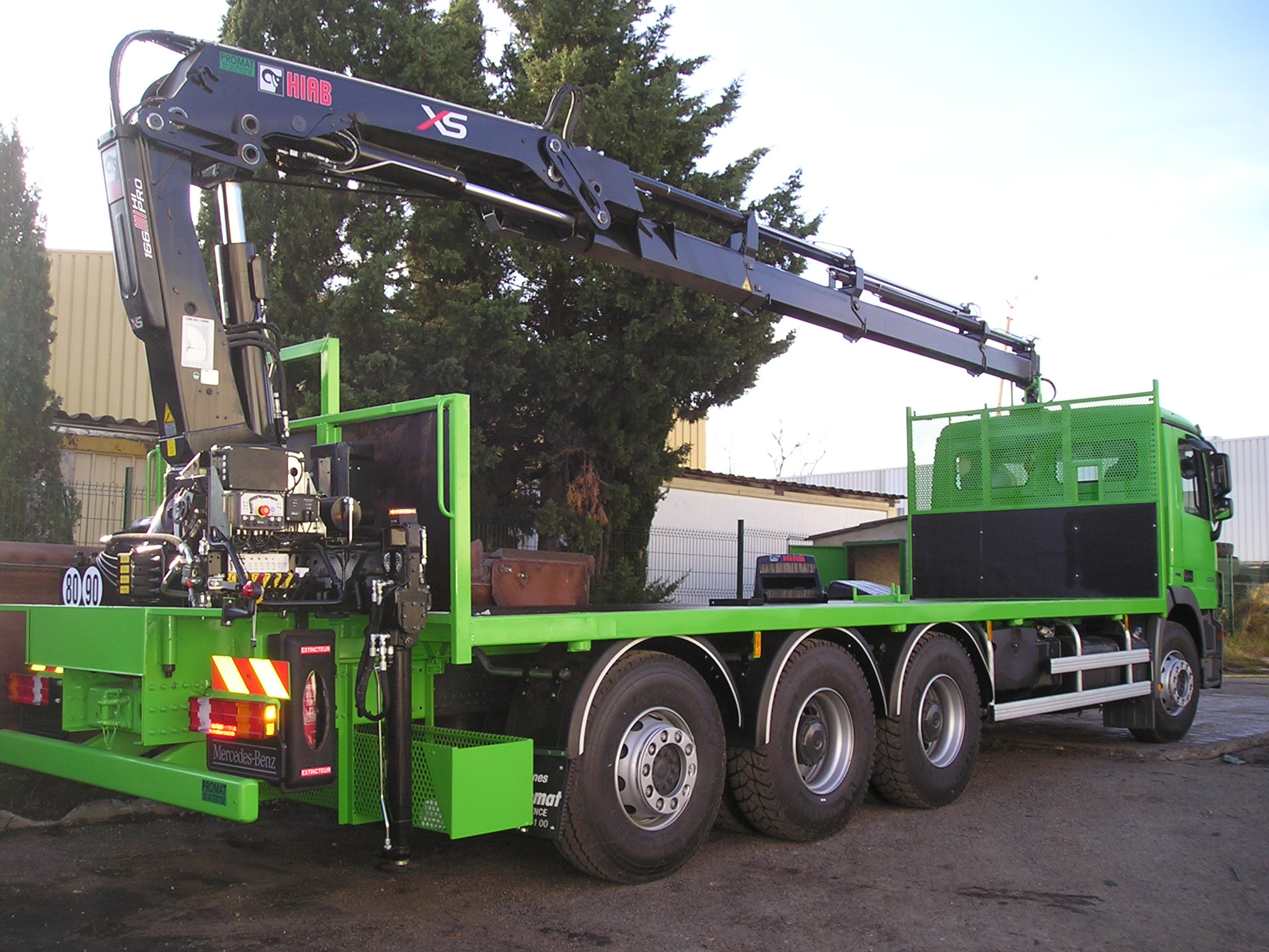 Grue HIAB 166 E4 HIPRO, montée en porte-à faux arrière, sur porteur tridem 32T équipé d'un plateau nu de longueur utile 7900 mm.