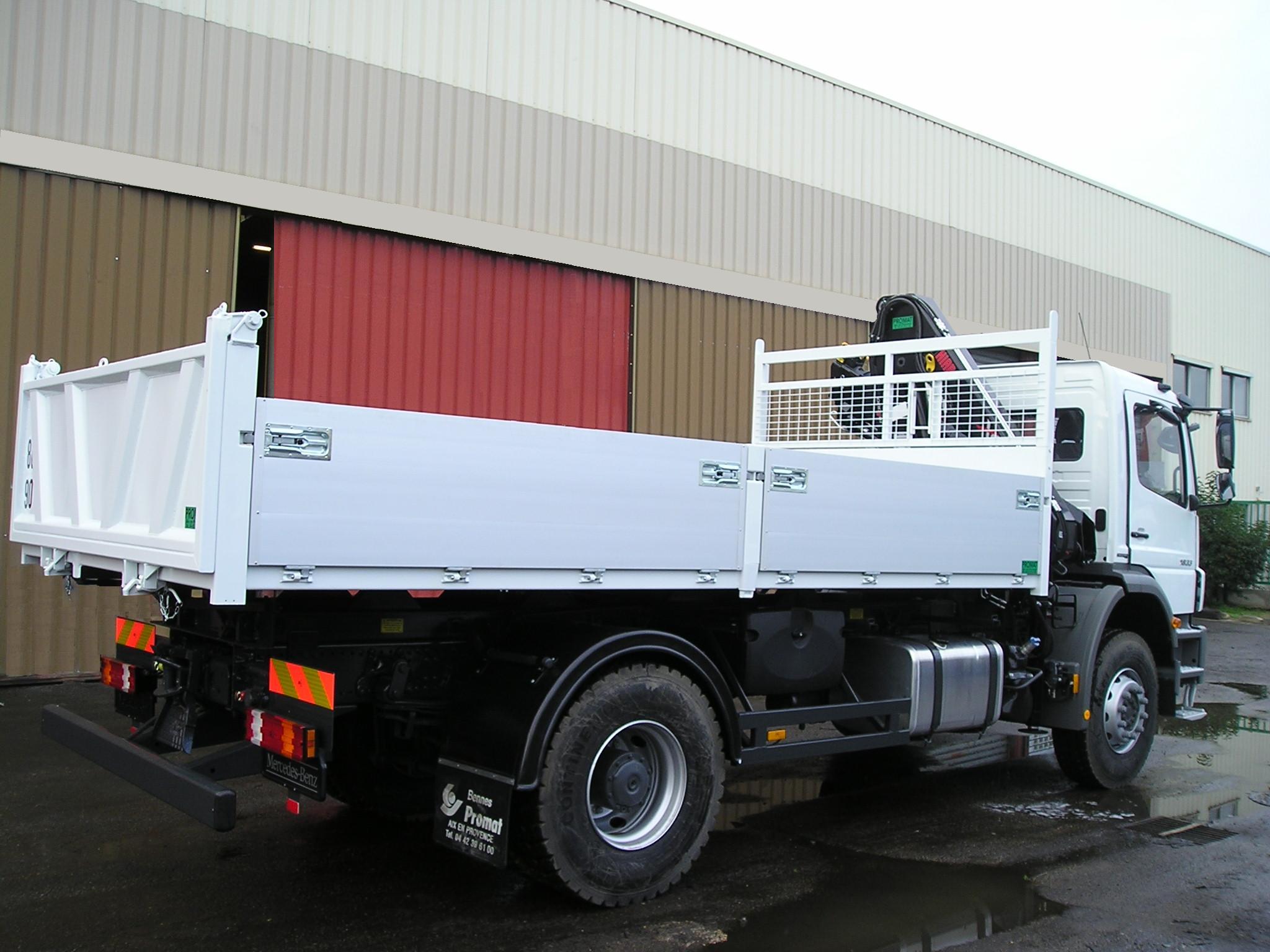 Grue HIAB 111 B2 DUO sur porteur 19 T équipé d'une benne transporteur avec ridelles alu de longueur utile 5300 mm.