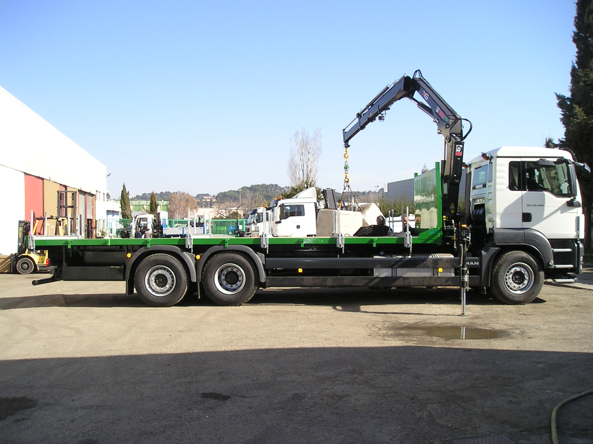 Grue HIAB 144 B2 HIDUO sur porteur  26 T avec plateau porte-fer de longueur utile 7900 mm.