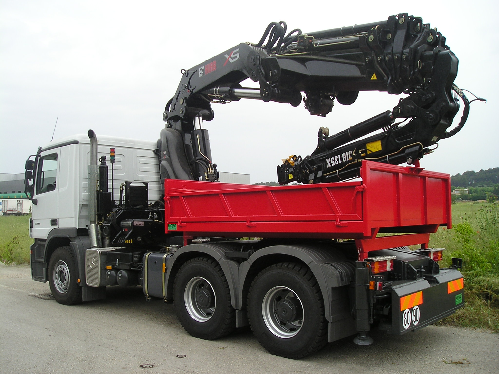 Grue HIAB 700 E7 HIPRO + JIB 135x4 sur tracteur 26 T équipé en plateau amovible