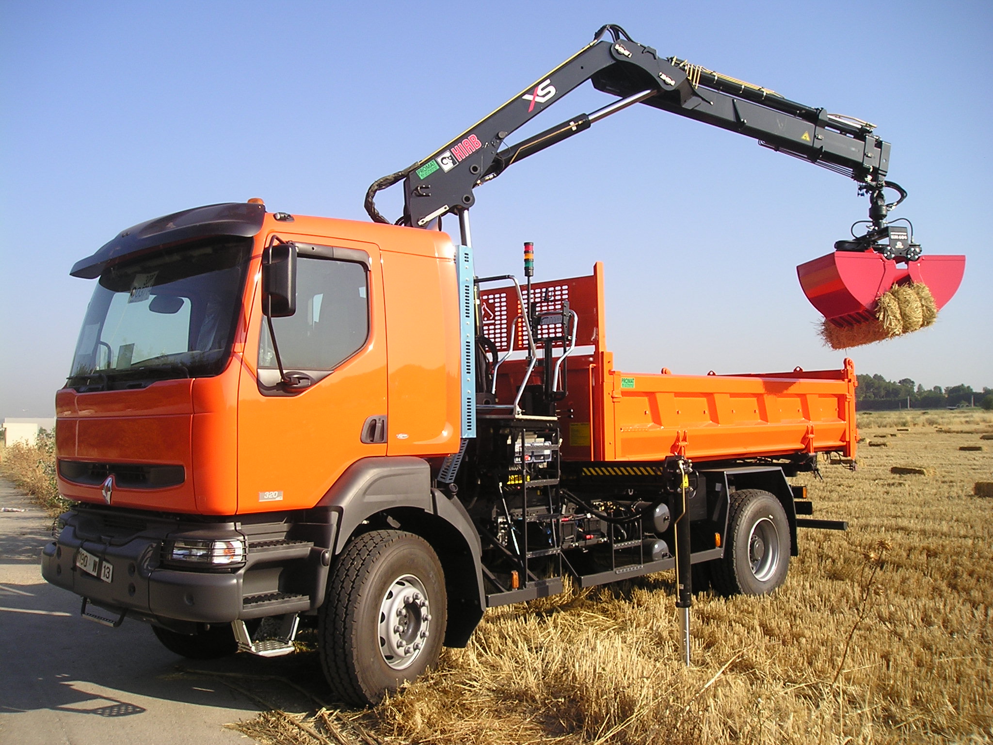 Grue HIAB 122 B2 HIDUO sur porteur 19 T équipé d'une bibenne de longueur utile 4500 mm.