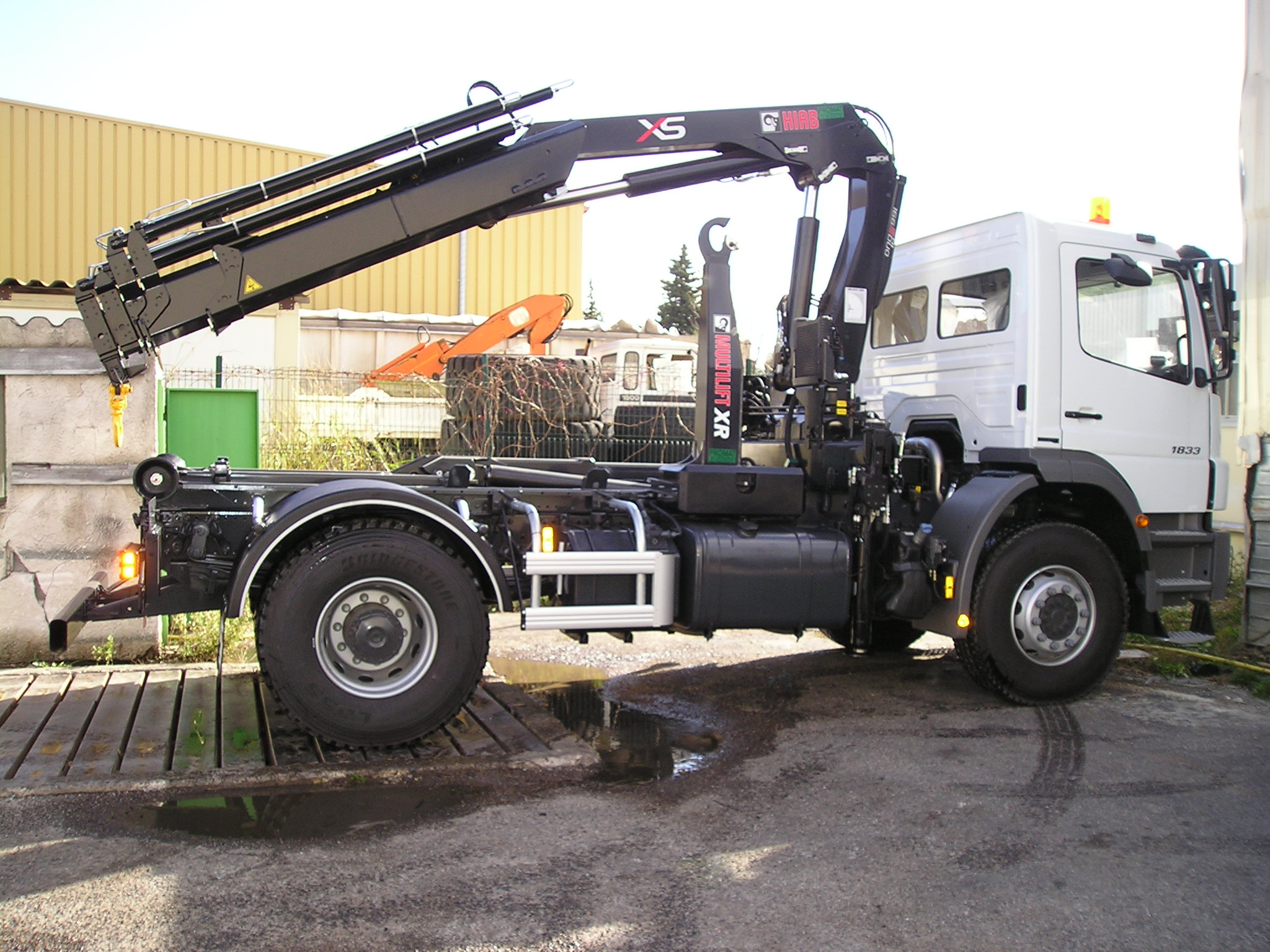 Grue HIAB 166 E4 HIDUO et appareil à bras MULTILIFT XR10S- 3250 sur porteur 19 T.