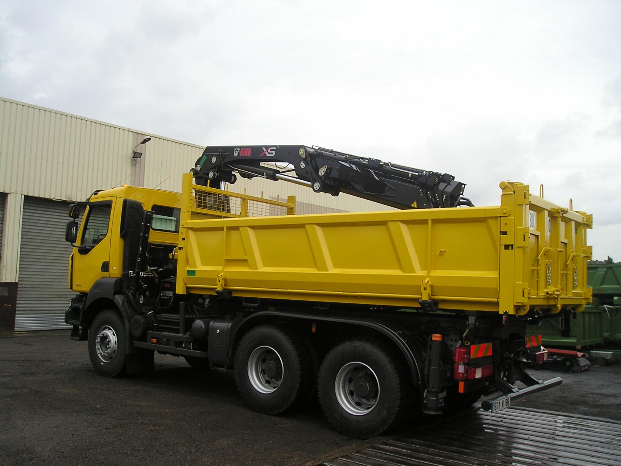 Grue HIAB 288 EP3 HIDUO sur porteur 26 T équipé d'une bibenne de longueur utile 4800 mm.