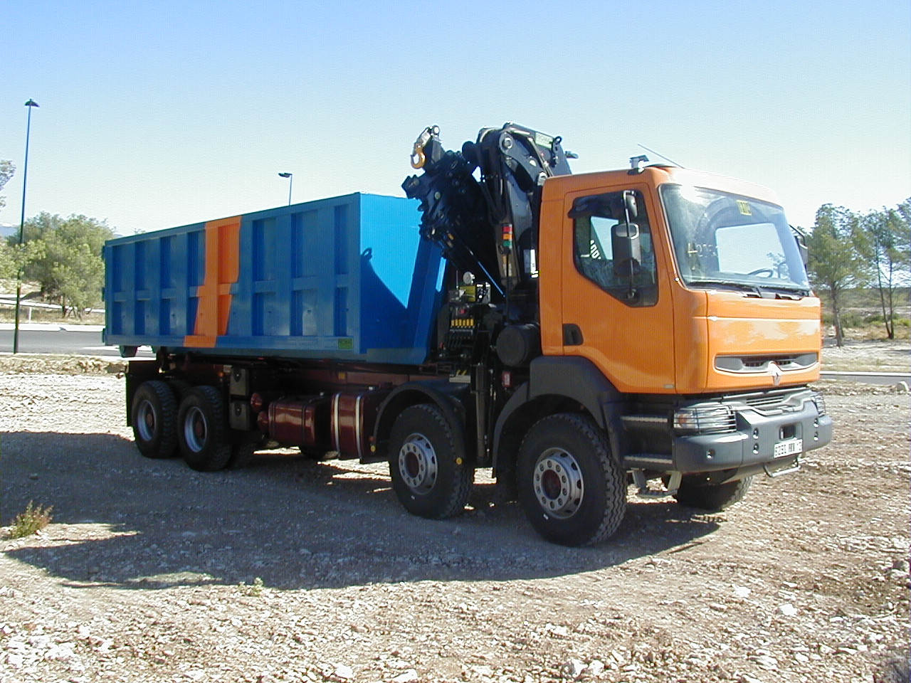 Grue HIAB 400 E4 et appareil à bras LHT 320-61 avec caisson sur porteur 32 T.