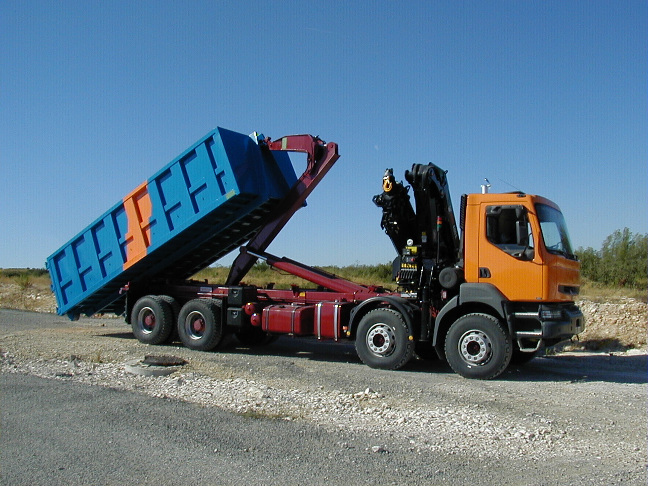 Grue HIAB 400 E4 et appareil à bras LHT 320-61 avec caisson sur porteur 32T.