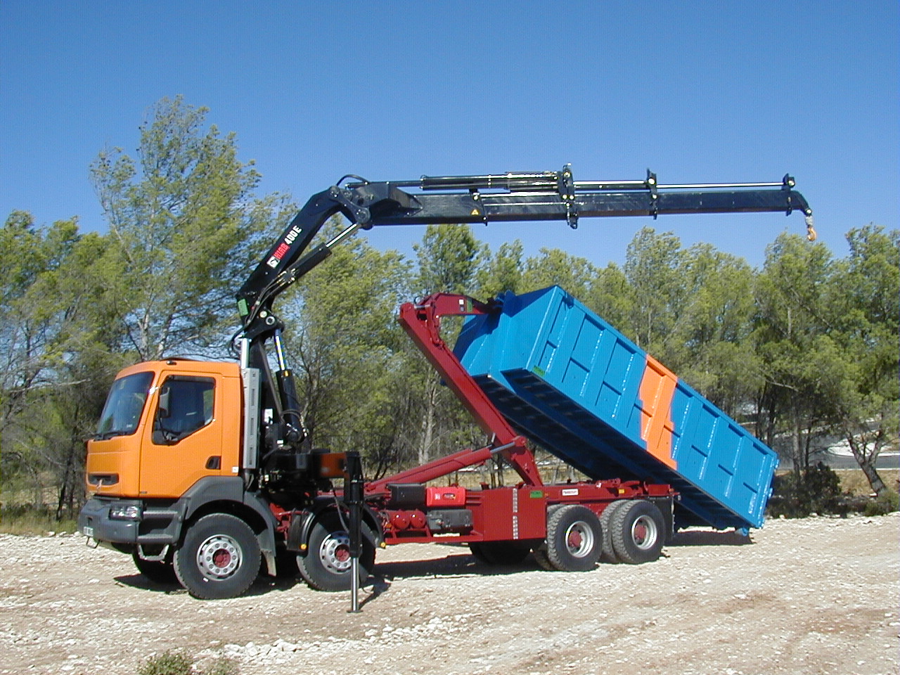 Grue HIAB 400 E4 et appareil à bras LHT 320-61 avec caisson sur porteur 32T.