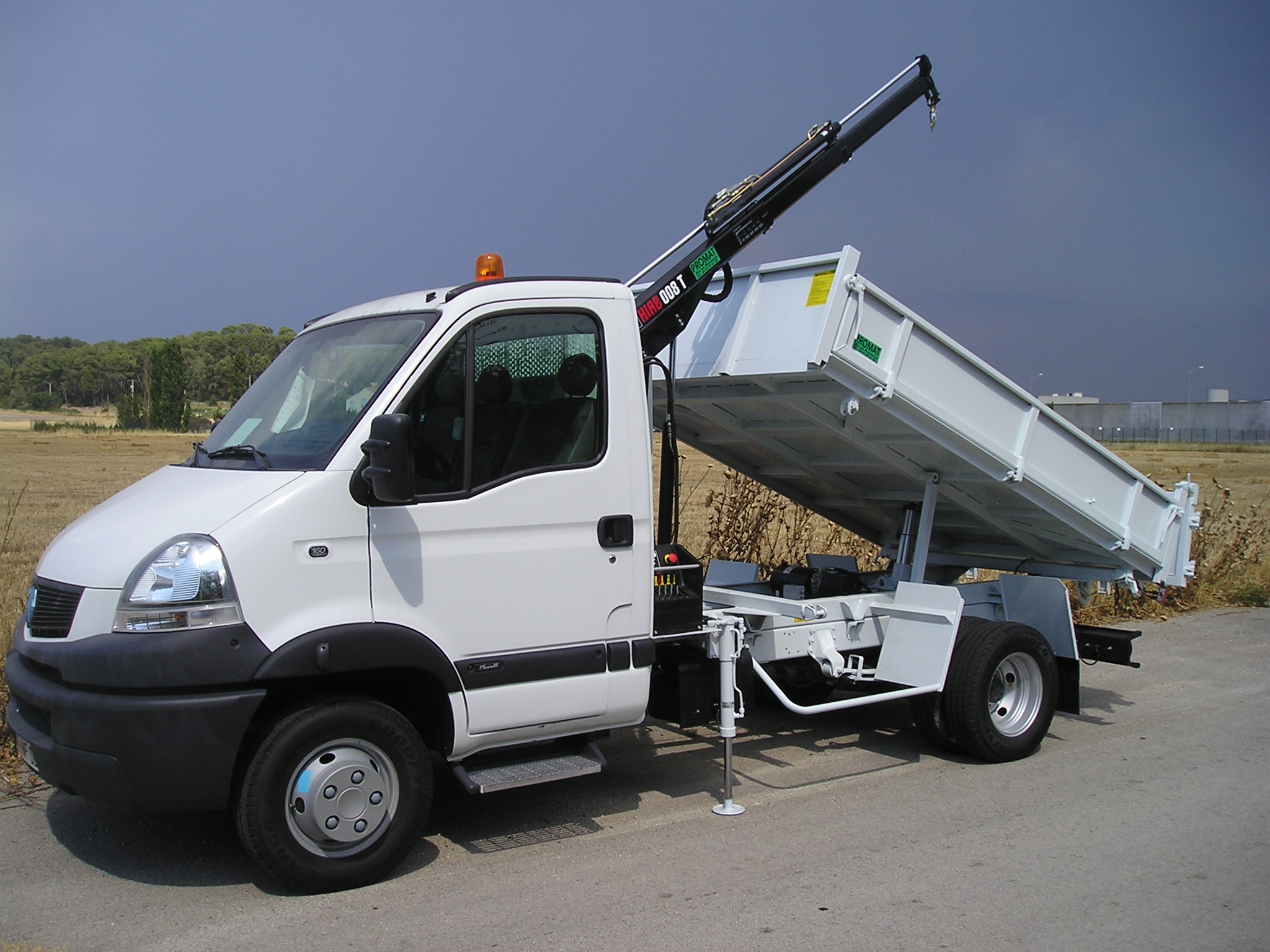 Grue HIAB 008 T2 sur porteur  3,5 T équipé d'une bibenne de longueur utile 3000 mm.