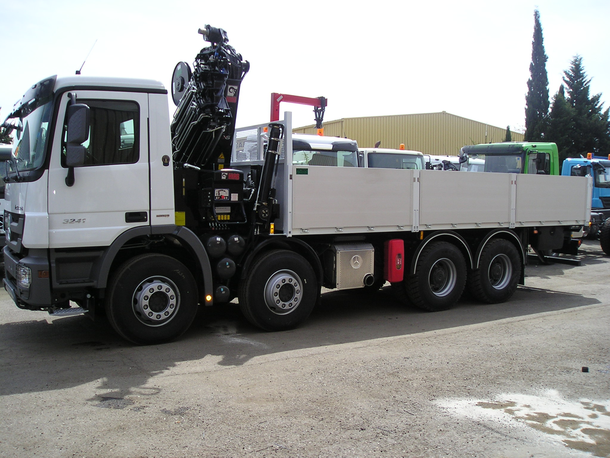 Grue HIAB 288 E7 HIDUO sur porteur 32 T équipé d'un plateau avec ridelles aluminium de longueur utile 5100 mm.