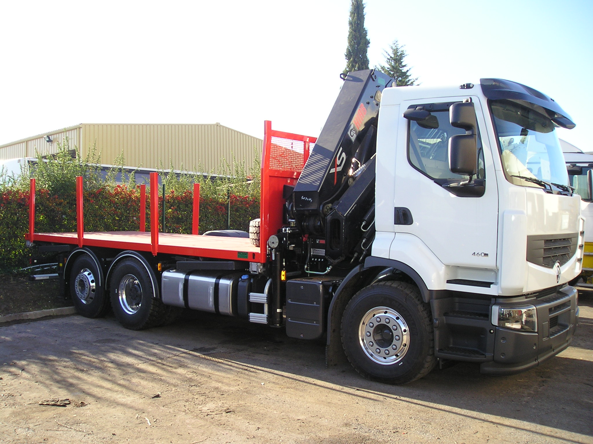 Grue HIAB 377 EP5 sur porteur 26 T équipé d'un plateau déposable.