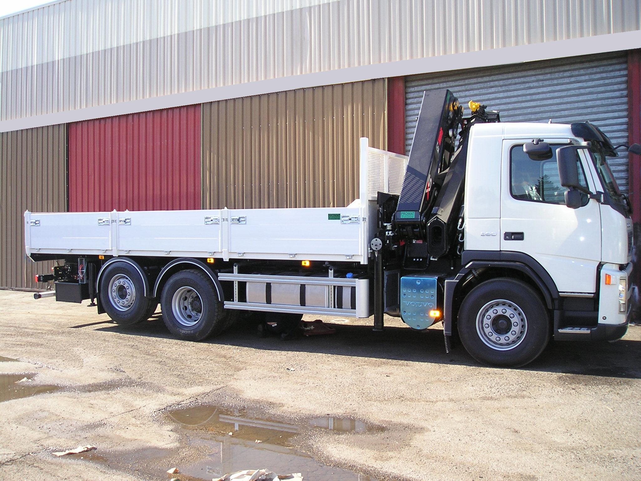 Grue HIAB 144 BS3 HIDUO sur porteur 26T équipé d'un plateau avec ridelles aluminium de longueur utile 6500 mm.