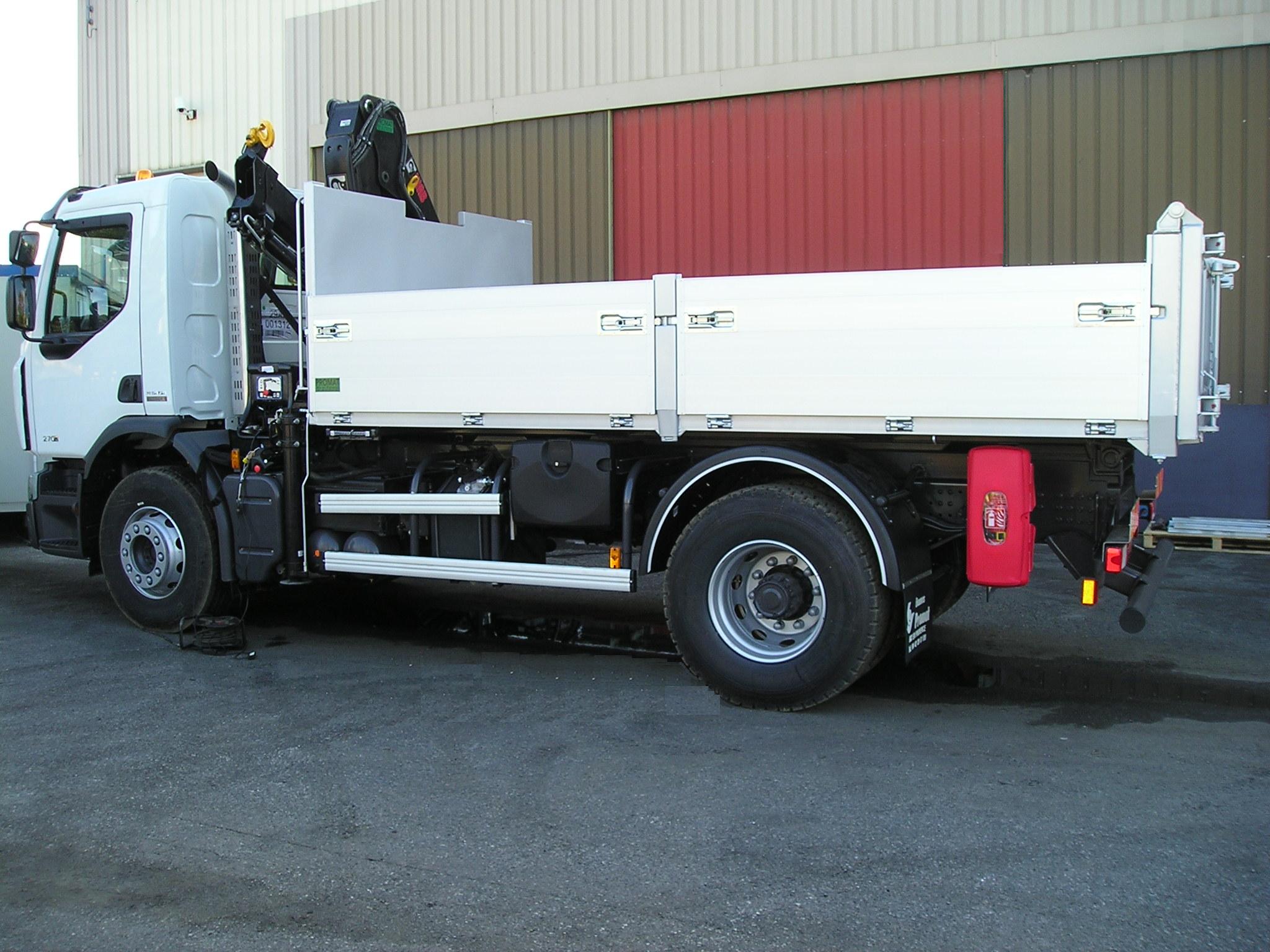 Grue HIAB 111 BS2 DUO sur porteur 19 T équipé d'une benne transporteur avec ridelles aluminium de longueur utile 4500 mm.