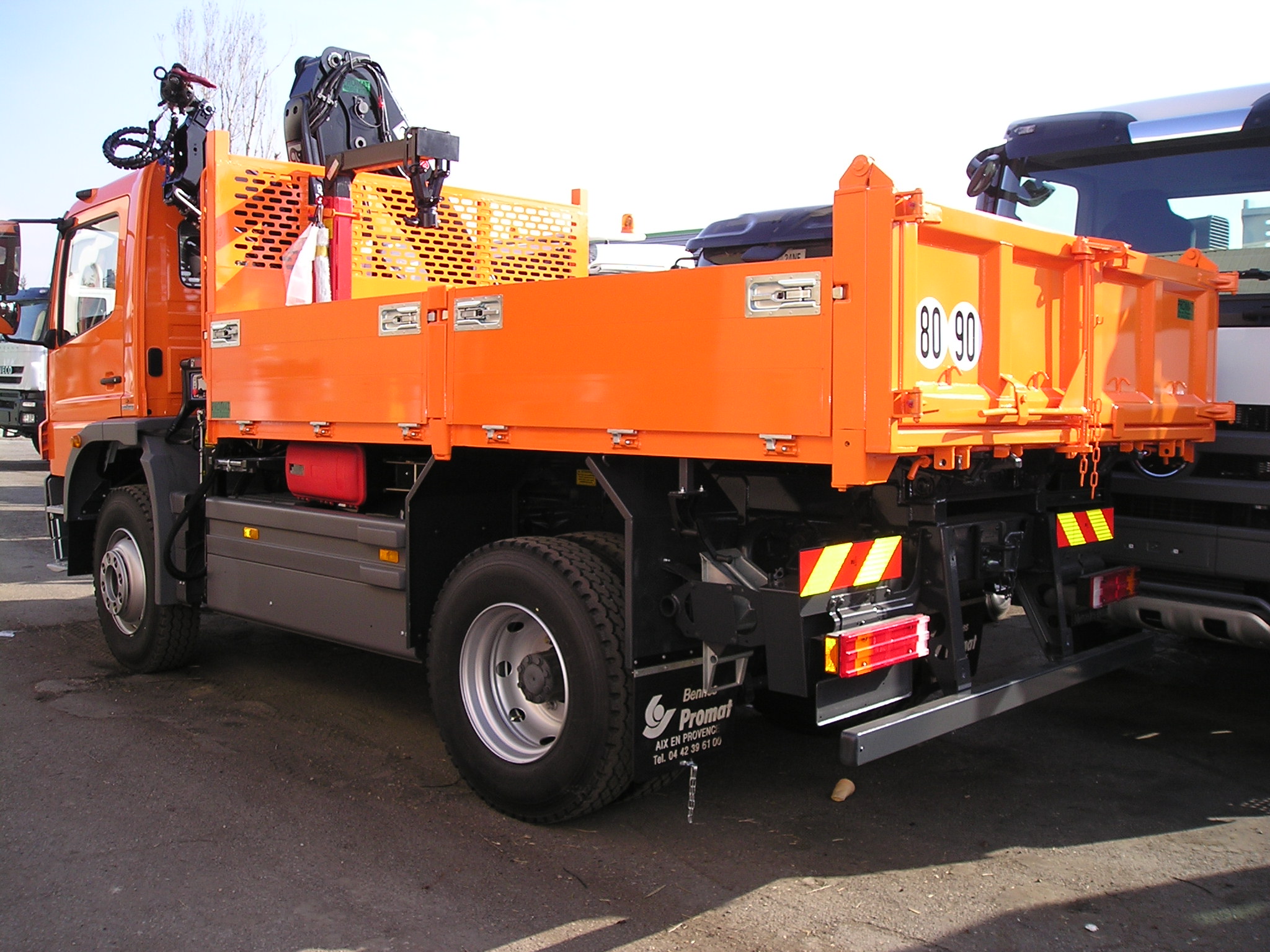 Grue HIAB 111 BS2 HIDUO sur porteur 19T équipé d'une benne transporteur avec ridelles aluminium de longueur utile 3600 mm.