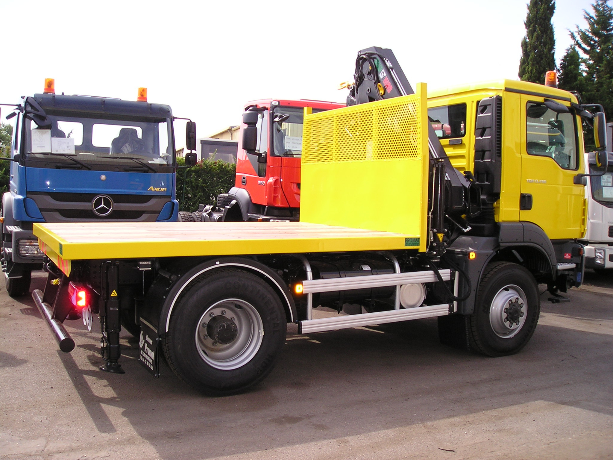 Grue HIAB 111 BS3 HIDUO sur porteur 19T équipé d'un plateau nu de longueur utile 3200 mm.