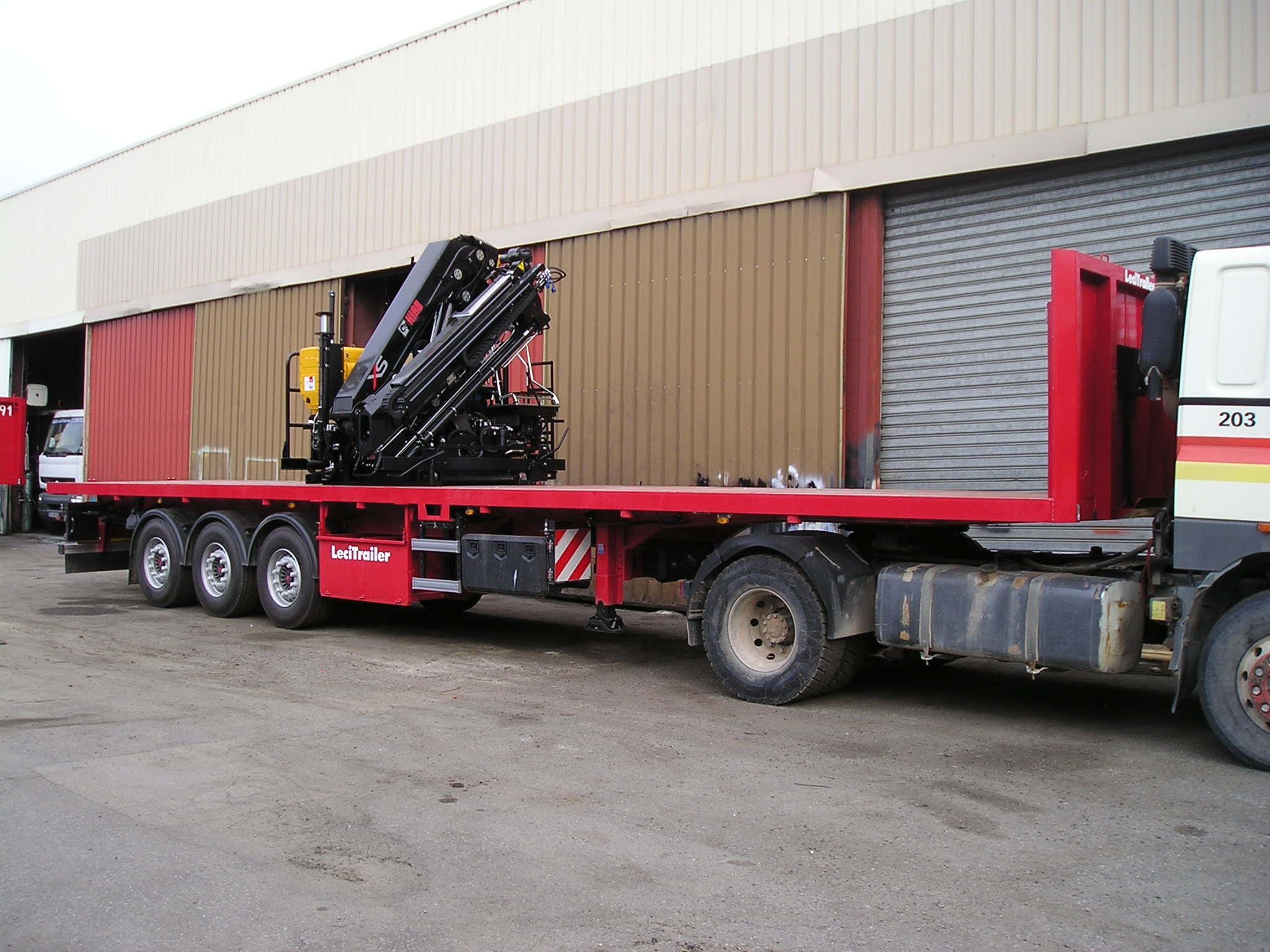 Grue HIAB 211 EP3 HIDUO sur roller avec moteur montés sur une remorque.