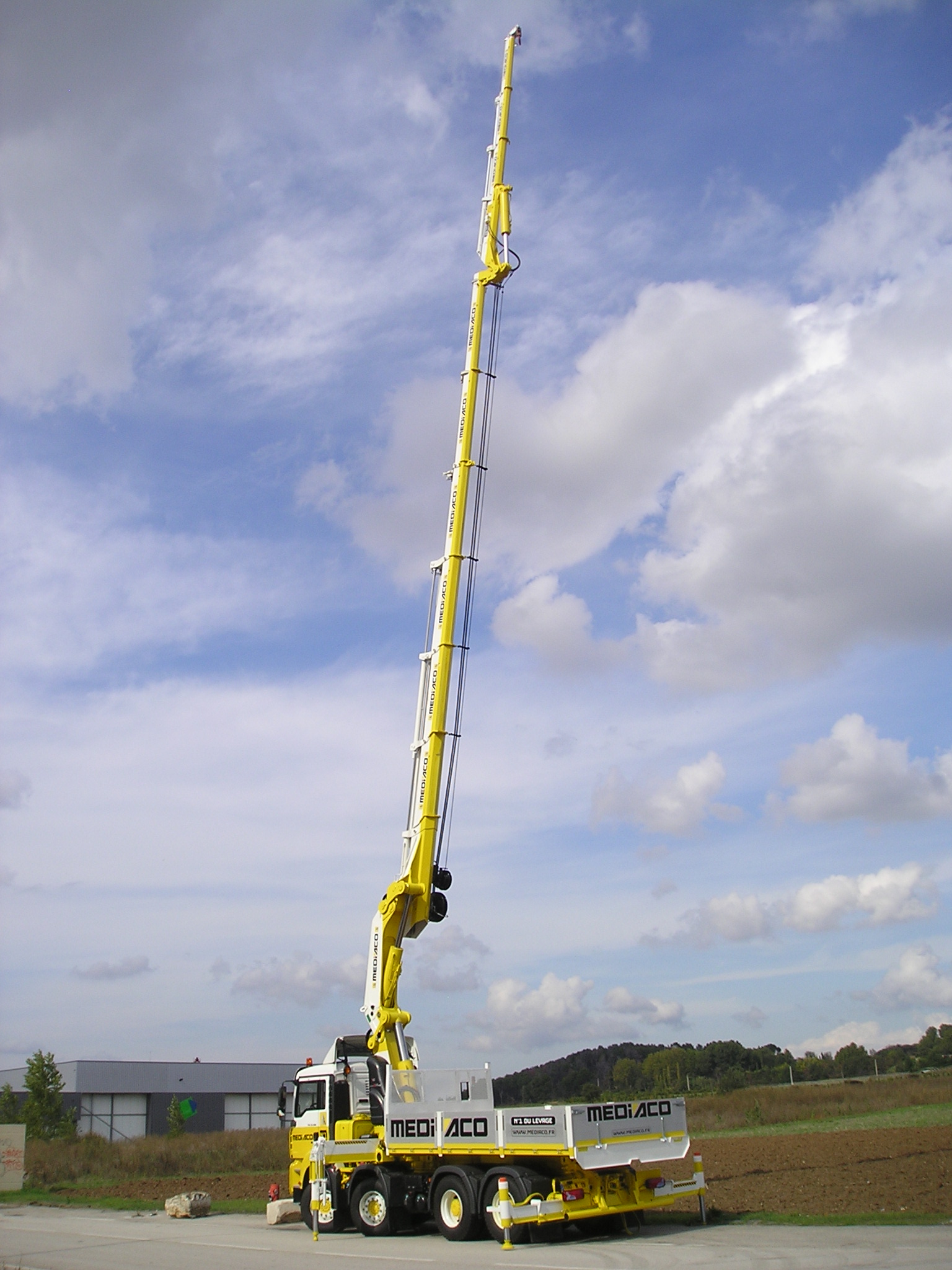 Grue HIAB 600 E6 HIPRO + JIB 165x3 sur tracteur 32 T et plateau amovible de longueur utile 5000 mm.