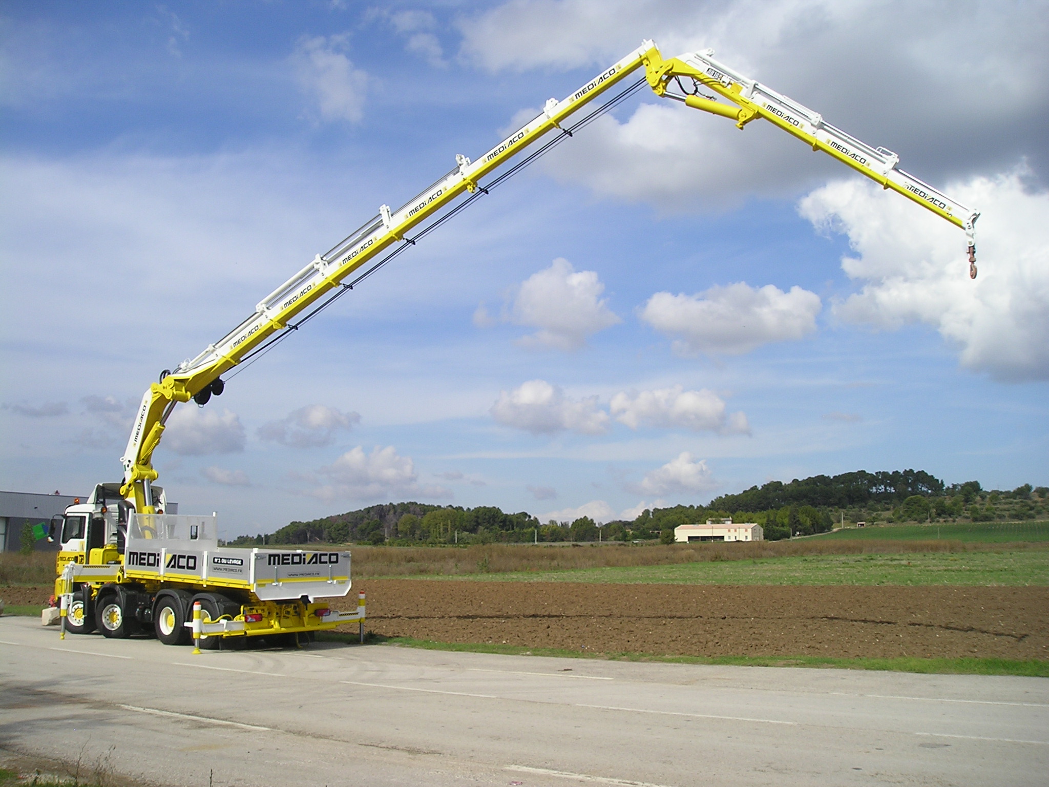 Grue HIAB 600 E6 HIPRO + JIB 165x3 sur tracteur 32 T et plateau amovible de longueur utile 5000 mm.