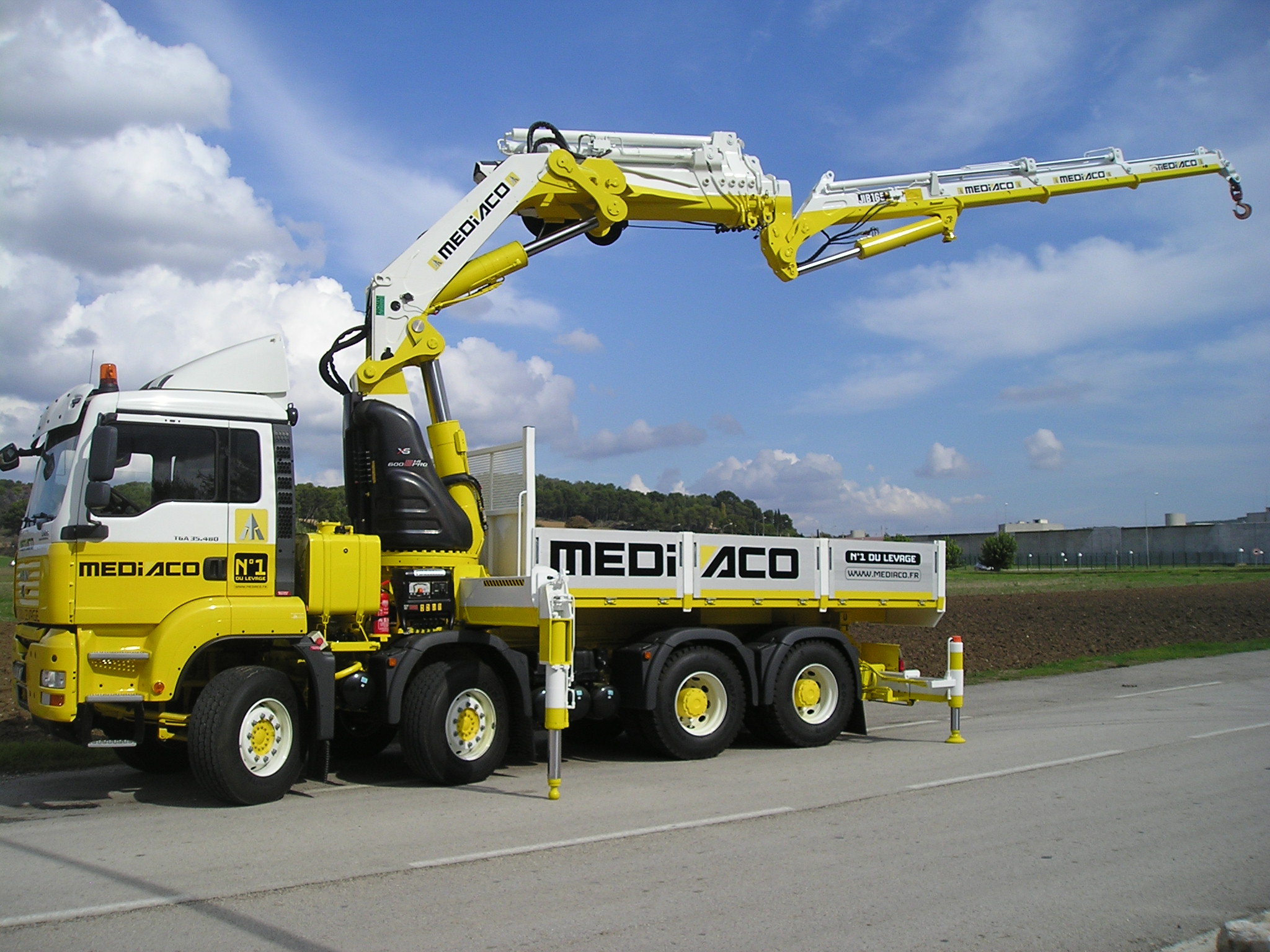 Grue HIAB 600 E6 HIPRO + JIB 165x3 sur tracteur 32 T et plateau amovible de longueur utile 5000 mm.