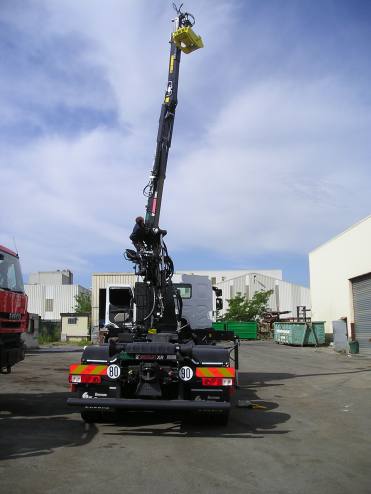 Grue JONSERED 1140Z et appareil à bras MULTILIFT XR18T-51 sur porteur 26 T.