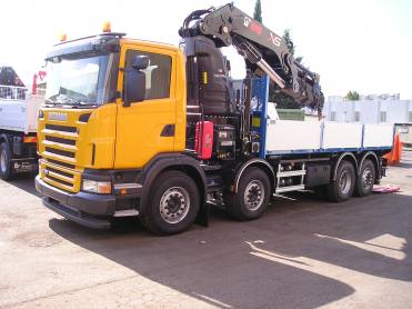 Grue HIAB 700 E8 HIPRO sur porteur 32 T équipé d'un plateau avec ridelles aluminium de longueur utile 6100 mm.