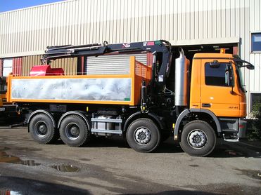 Grue HIAB 122 B3 HIDUO sur porteur 32 T équipé d'une bibenne calorifugée de longueur utile 5100 mm.