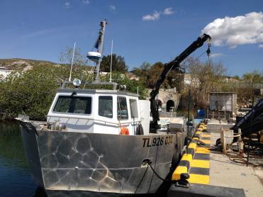 Grue HIAB fixée sur un ponton de bateau