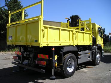 Grue HIAB 111 ES3 HIDUO sur porteur 19 T équipé d'une benne transporteur ridelles acier de longueur utile 3900 mm.